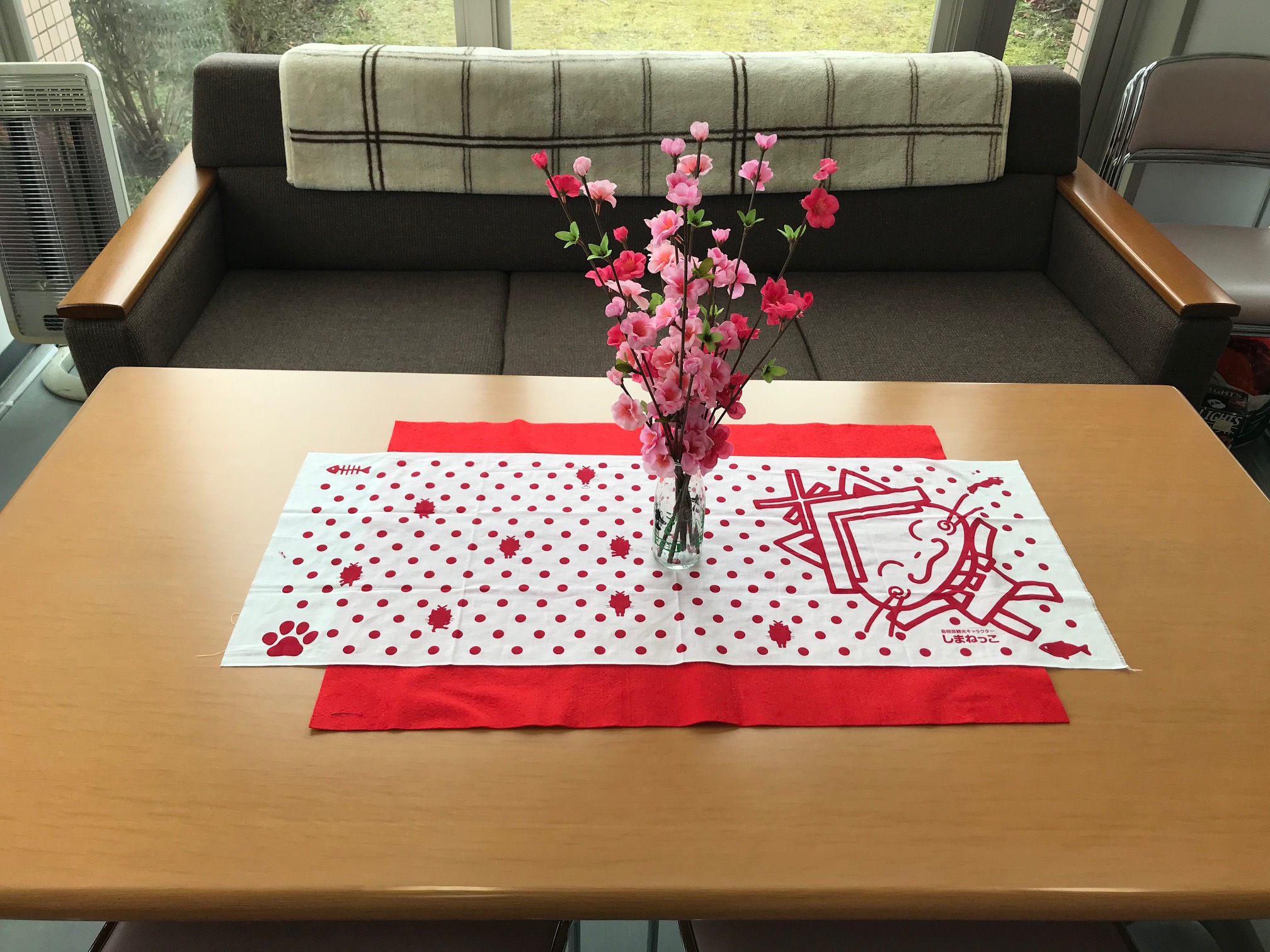 image of LLSR table with bouquet of spring tree blossoms